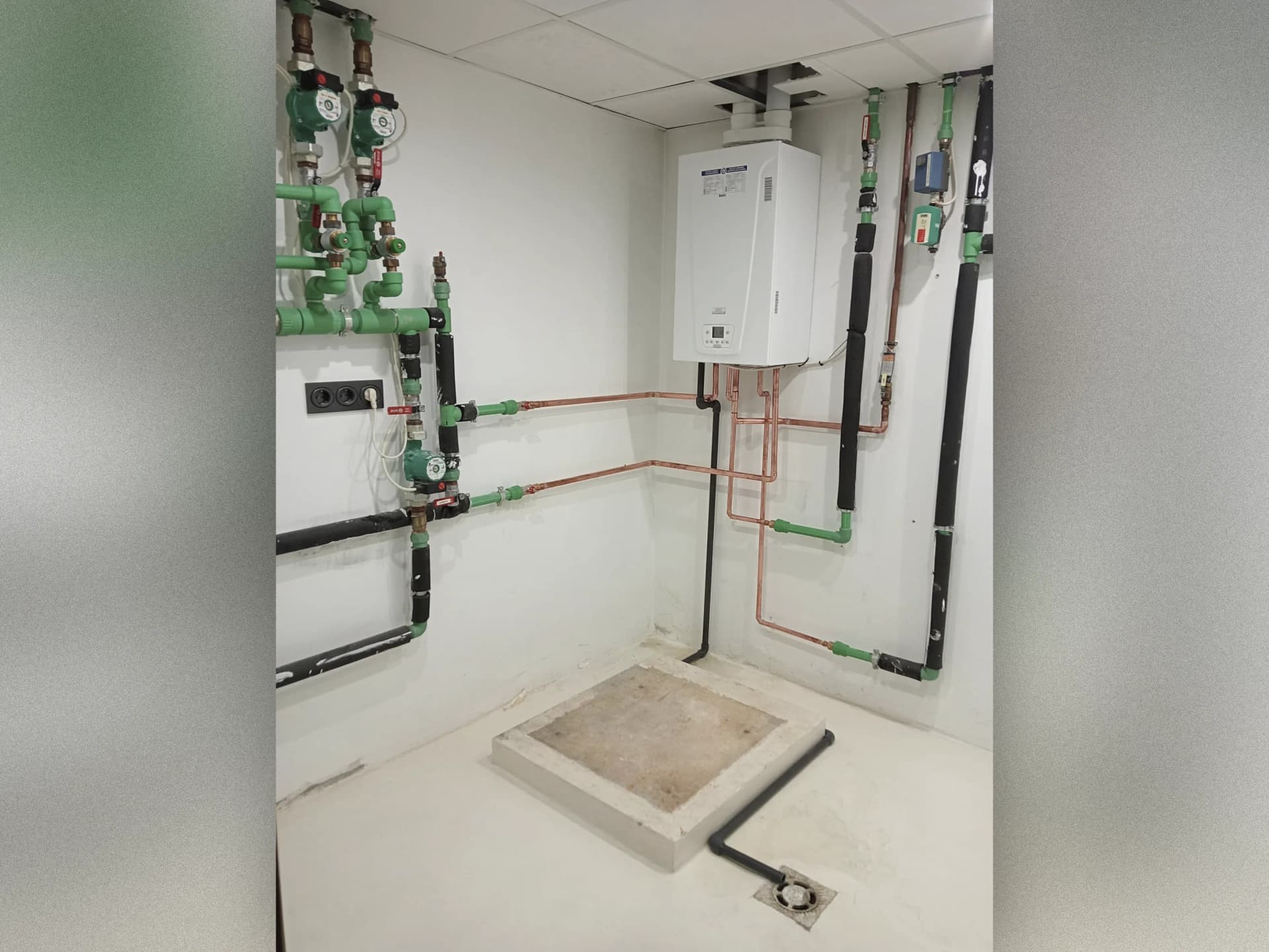 Instalación de caldera mural de condensación en sala técnica limpia y funcional